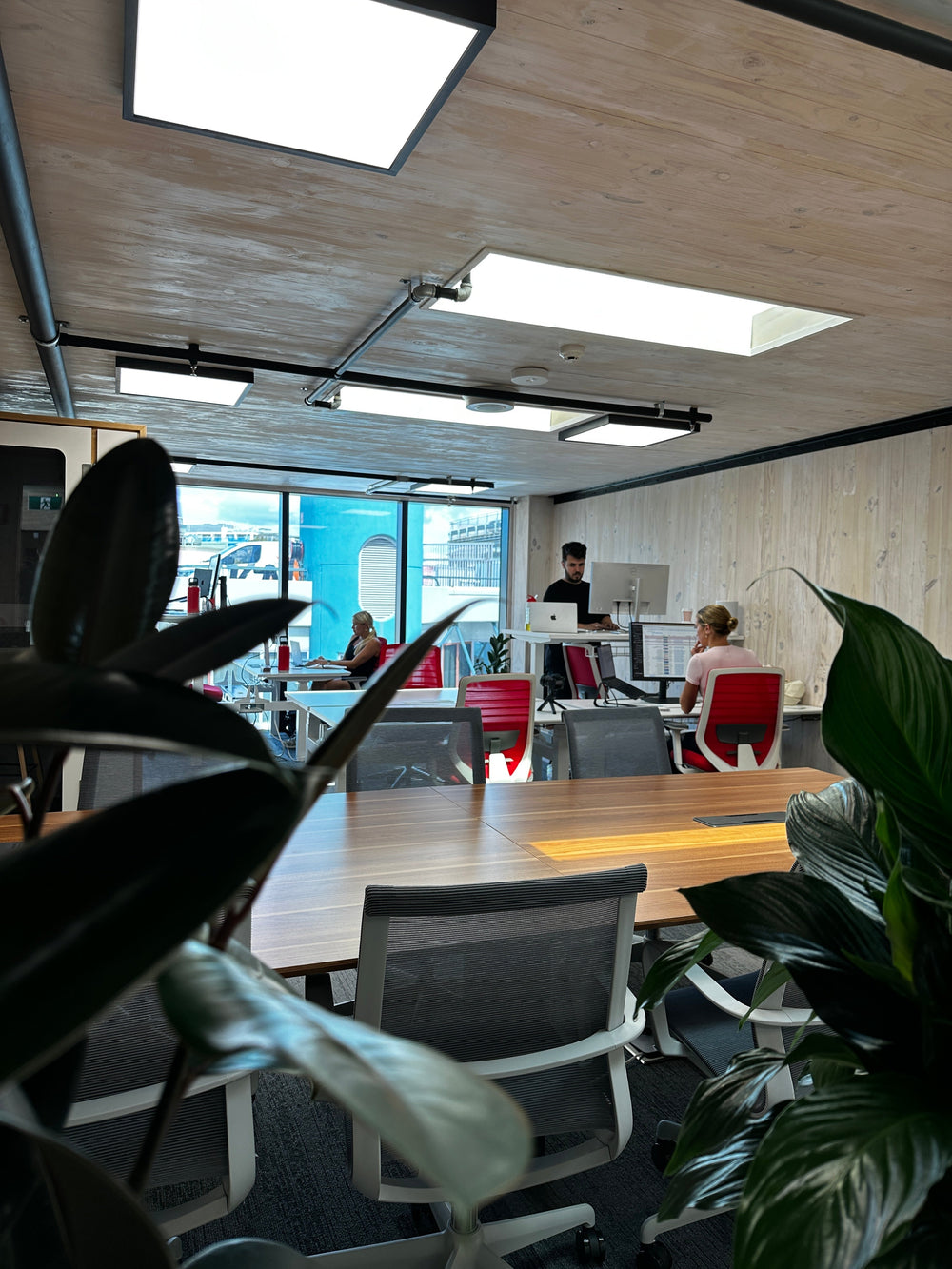 Best Conference Room Chairs in 2026: What to Buy, What to Avoid & Expert Recommendations